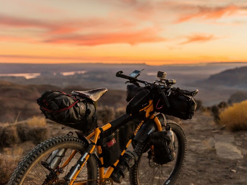 Orangefarbenes Mountainbike (Demo-Foto)