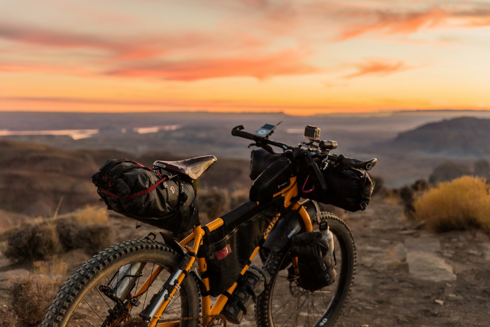 Orangefarbenes Mountainbike (Demo-Foto)