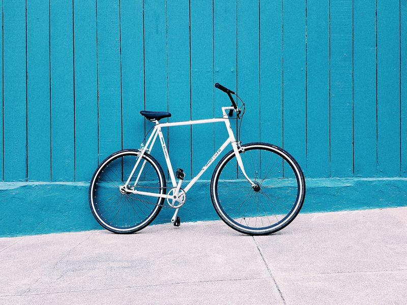Weisses Trekking Bike (Demo-Foto)