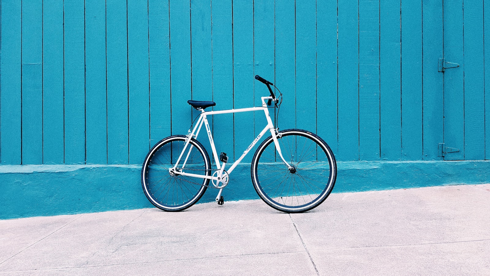 Weisses Trekking Bike (Demo-Foto)